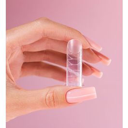 Naturlig utseende neglestyling i naken farge