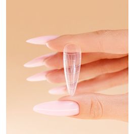 Negledesign i en blekrosa nyanse med rosa og sølvreflekser