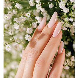 Delikate beige negler i minimalistisk look