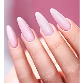 Elegant manikyr med skinnende partikler i bleket rosa