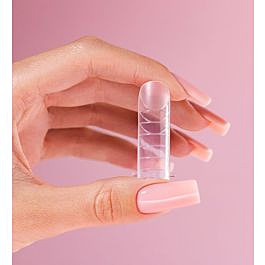 Naturlig utseende neglestyling i naken farge