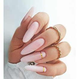 Subtil manikyr med gulldekor